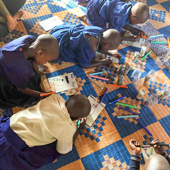 Barnen p&aring; Education Centre tecknar.