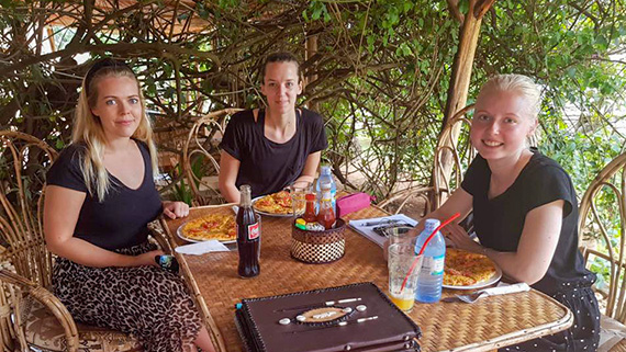 F&ouml;rskoll&auml;rarstudenterna Frida Torstensson, Anna Hellman och Ebba S&auml;rnblad &aring;ker in till ett caf&eacute; i Masaka tv&aring; g&aring;nger i veckan f&ouml;r internetuppkoppling och fokus p&aring; studierna.