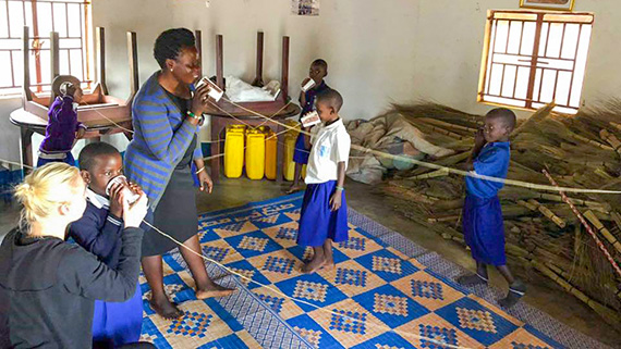 En enkel tr&aring;dtelefon &auml;r ett utm&auml;rkt s&auml;tt att f&ouml;rklara hur ljudv&aring;gor fortplantas.