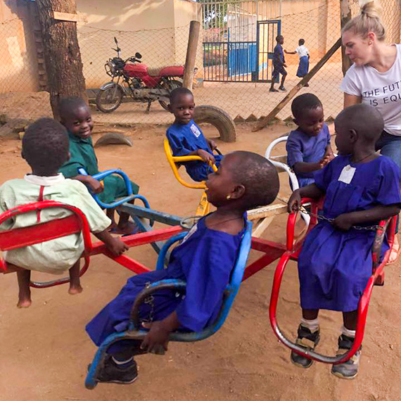 Skolg&aring;rd med karusell p&aring; Ssenyange Education Centre i Uganda.