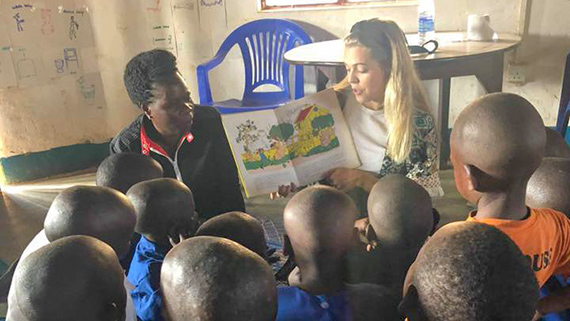 Frida Torstensson hj&auml;lper till i undervisningen.