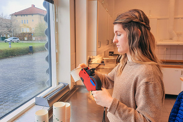 Emeline Chambard f&ouml;rbereder den sensoriska utv&auml;rderingen och s&auml;tter etiketter p&aring; matl&aring;dorna.