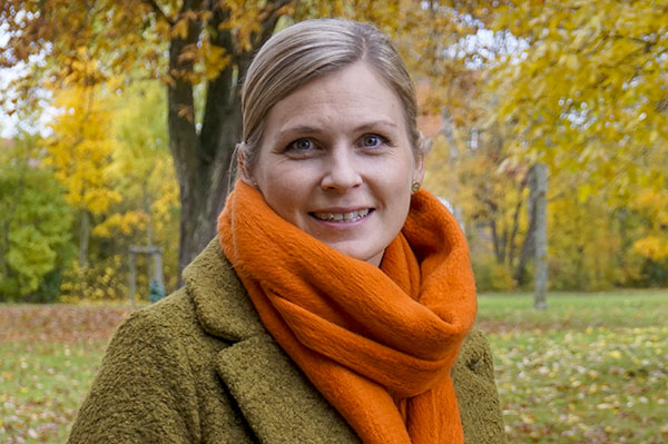 Lisa K&auml;llstr&ouml;m, universitetslektor i f&ouml;retagsekonomi, gillar att forska i &auml;mnet samverkan och att samarbeta med andra &ndash; s&aring; det gifter sig bra.