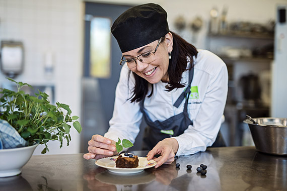 Johanna Gerberich l&auml;gger sista touchen vid en brownie med finmald mj&ouml;lmask.