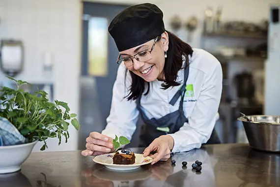 Johanna Gerberich lägger sista touchen vid en brownie med finmald mjölmask.