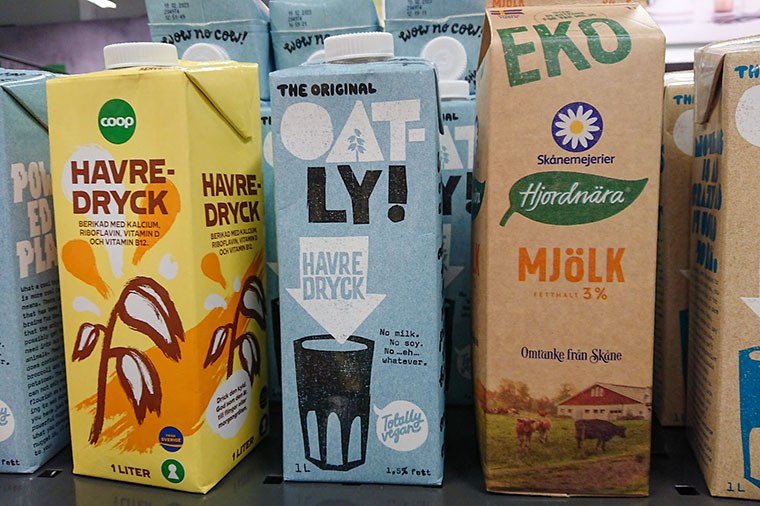 Havremj&ouml;lk och komj&ouml;lk.
