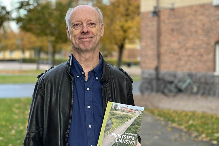 Ingemar J&ouml;nsson med ny bok om Ekosystemtj&auml;nster.