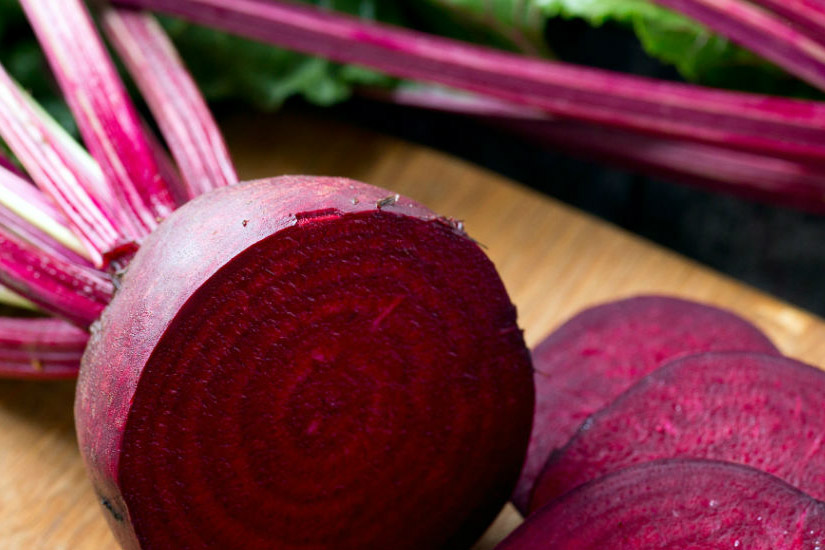 Skivad färsk rödbeta.