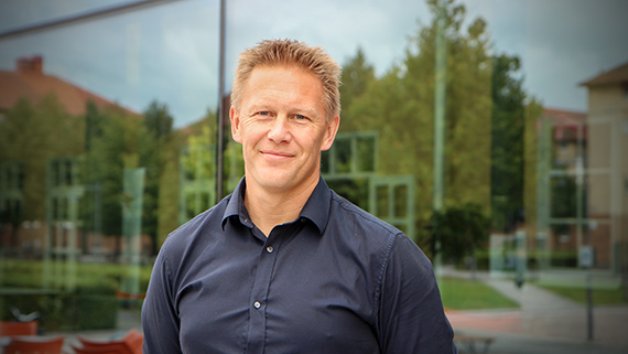 Martin Persson menar att det beh&ouml;vs mer forskning, och framf&ouml;r allt ett bredare samarbete och utbyte av kunskap och id&eacute;er om l&auml;pp-, k&auml;k-, och gomspalt.