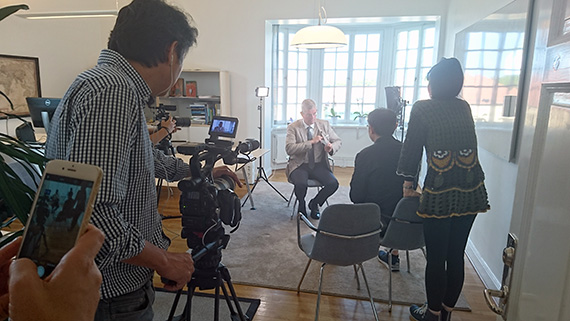 Rektor H&aring;kan Pihl intervjuas av det sydkoreanska TV-teamet.