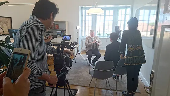 Rektor H&aring;kan Pihl intervjuas av det sydkoreanska TV-teamet.