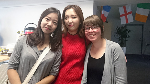 Studenterna Hyeonjeong Lee, Youri Choi och Emelie Gustavsson.