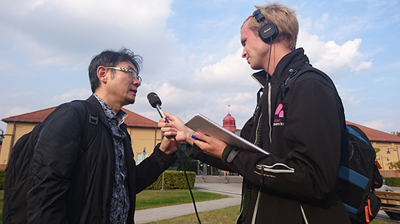 Producenten och regiss&ouml;ren Gunny Hyoung intervjuas av P4 Kristianstad, Sveriges Radio.