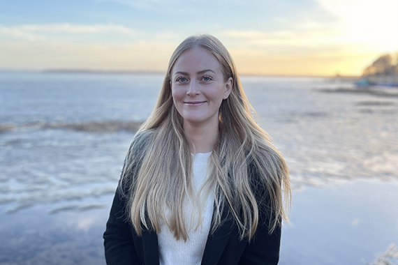 Erika ler in i kameran.