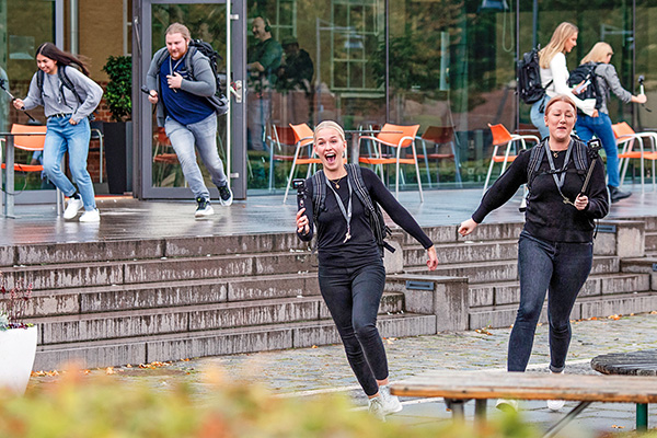 Uppl&auml;gget f&ouml;r Hide and Seek Challenge var enkelt: tio studenter g&ouml;mde sig p&aring; campus och den som blev hittad sist vann.