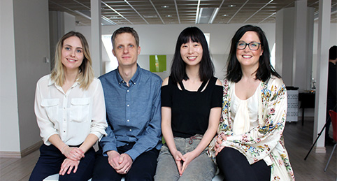 Vinnarna i ToY Challenge 2016: Sanne Bergman, Fredrik Nordström, Xujia Zhou och Desirée Henrysson som fick sitt case från Lokab Systems.