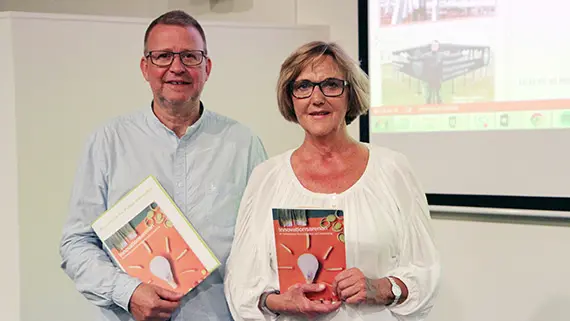 Torben Olsson, ledare f&ouml;r Innovationsarenan, och Lena Persson, vicerektor f&ouml;r samverkan, presenterade boken under rektorslunchen.