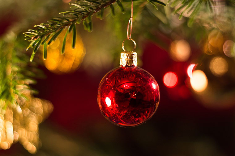 Röd julgranskula på julgran.