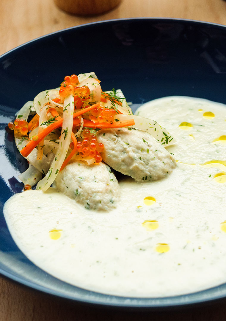 Braxqueneller med ramsl&ouml;k- och jord&auml;rtskockssoppa, laxrom och en fr&auml;sch f&auml;nk&aring;lssallad.