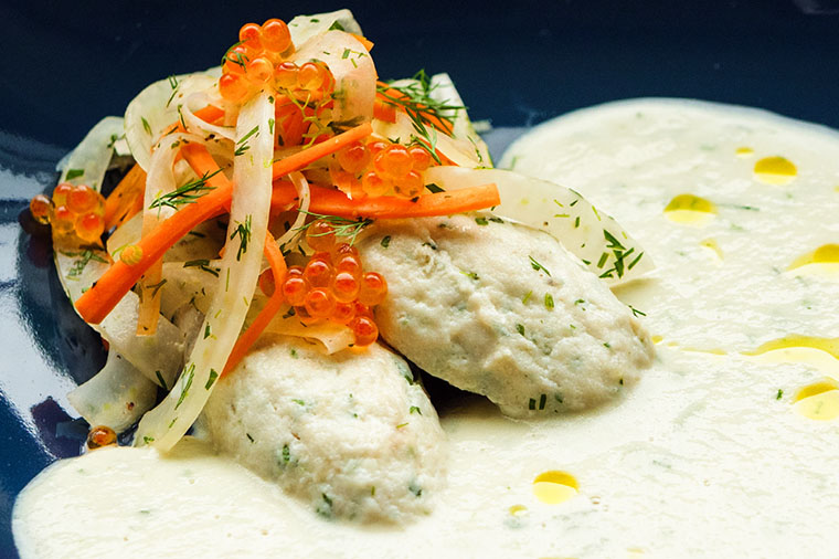 Braxqueneller med ramsl&ouml;k- och jord&auml;rtskockssoppa, laxrom och en fr&auml;sch f&auml;nk&aring;lssallad.