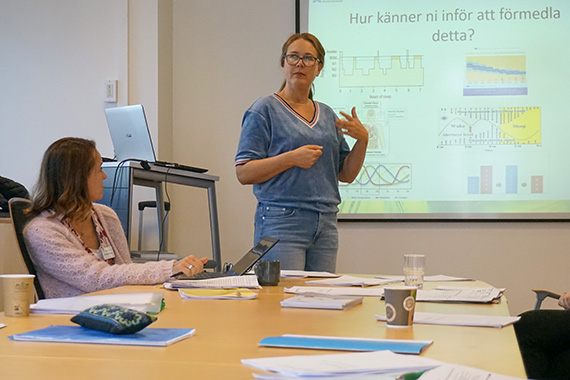 Kursledare Christina Sandlund presenterar en modell f&ouml;r gruppbehandling, som deltagarna sj&auml;lva kan anv&auml;nda p&aring; sina respektive arbetsplatser.