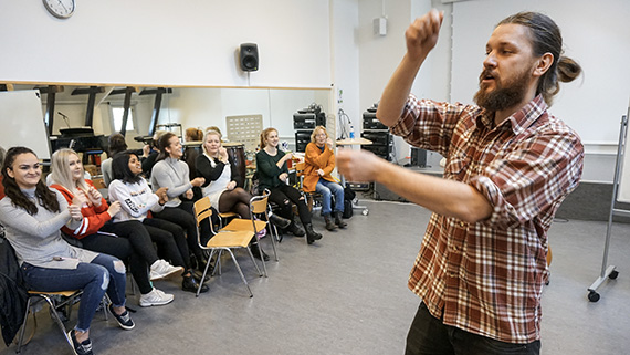 Ju äldre vi blir desto svårare får vi att göra saker spontant. Vi sätter ofta gränser för oss själva, menar barnkulturproducent Simon Lussi. Men de blivande förskollärarna tvekar inte att spela lufttrummor.