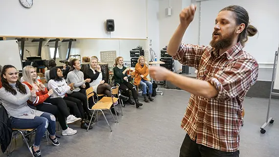 Ju äldre vi blir desto svårare får vi att göra saker spontant. Vi sätter ofta gränser för oss själva, menar barnkulturproducent Simon Lussi. Men de blivande förskollärarna tvekar inte att spela lufttrummor.