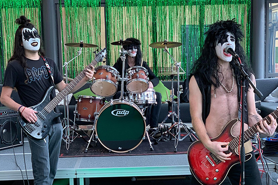 Tv&aring; tredjedelar av Eros Aisthesis styrelse fr&aring;n v&auml;nster: vice ordf&ouml;rande Alejandro Buchacher, vice ordf&ouml;rande, Carl-Filip och ordf&ouml;rande Isak Walln&auml;s, som bandet LMC under KISS-konserten i Glashuset.