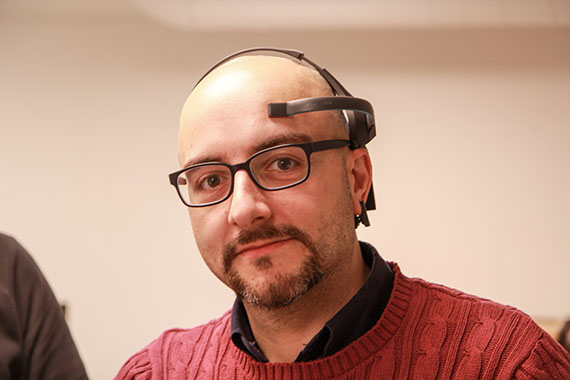 Elias Haloun med EEG-enheten som k&auml;nner av hj&auml;rnv&aring;gorna och hur avslappnad och fokuserad du &auml;r.