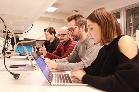Ahmad Abdulal, Elias Haloun, Nuno Cunha och Samin Dehghani justerar saker inf&ouml;r demonstrationen.