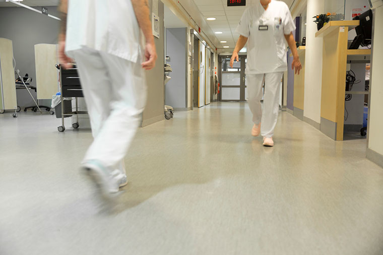 Sjuksk&ouml;terskor i en korridor.