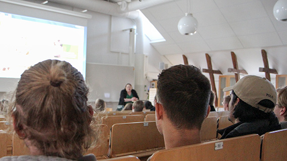 Historieprofessor Marie-Louise Rod&eacute;n har bjudit in b&aring;de alumner och gymnasieelever till h&ouml;gskolan.