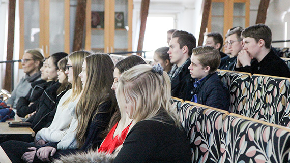 N&auml;rmare 50 elever fr&aring;n tv&aring; gymnasieskolor har kommit f&ouml;r att l&auml;ra sig mer om h&ouml;gskolan och h&ouml;gskolestudier.