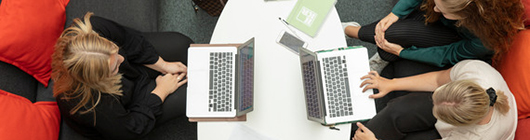 Studenter i soffa med dator