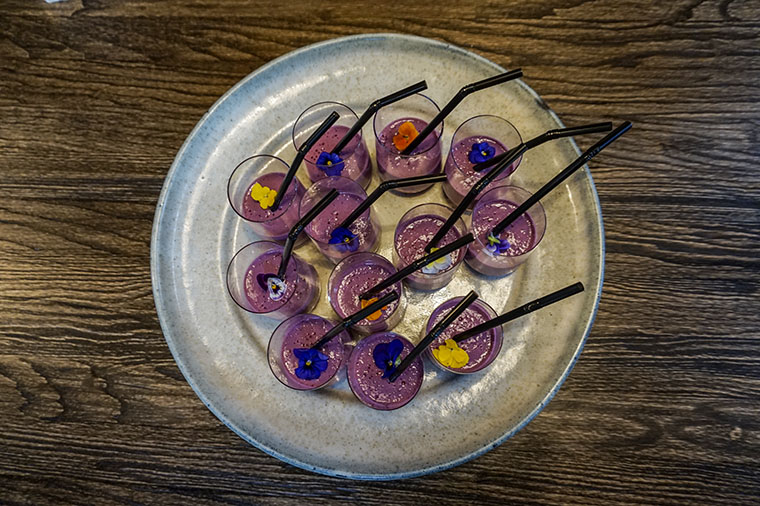 Blåbärssmoothie på bricka.