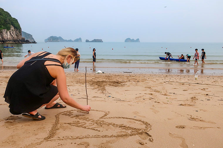 Innan intervjuerna drog i g&aring;ng passade Cecilia och Josefine p&aring; att bes&ouml;ka stranden i Cat Ba.