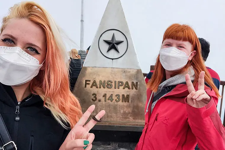 &Auml;ven p&aring; Vietnams h&ouml;gsta berg, Fansipan, tog Josefin och Cecilia en tidig gondol upp, men gick &auml;nd&aring; de sista 700 trappstegen f&ouml;r att n&aring; toppen.