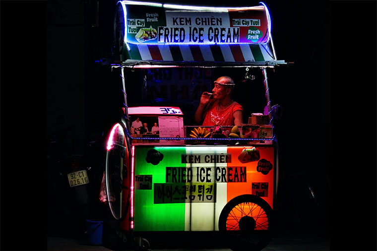 R&ouml;kande glassf&ouml;rs&auml;ljare i Vietnam. Foto: Thijs Degenkamp/Unsplash