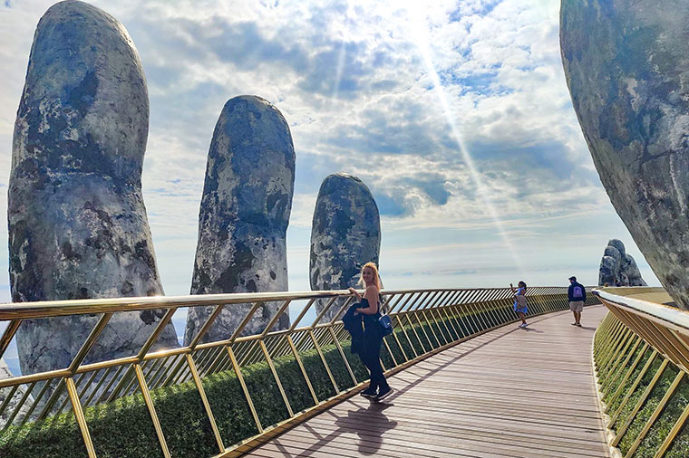 Josefine Tuvesson p&aring; Golden Bridge, d&auml;r det g&auml;ller att ta f&ouml;rsta gondolen upp f&ouml;r att hinna f&ouml;re alla turister.