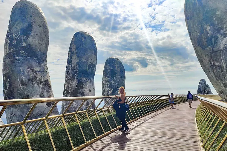 Josefine Tuvesson p&aring; Golden Bridge, d&auml;r det g&auml;ller att ta f&ouml;rsta gondolen upp f&ouml;r att hinna f&ouml;re alla turister.
