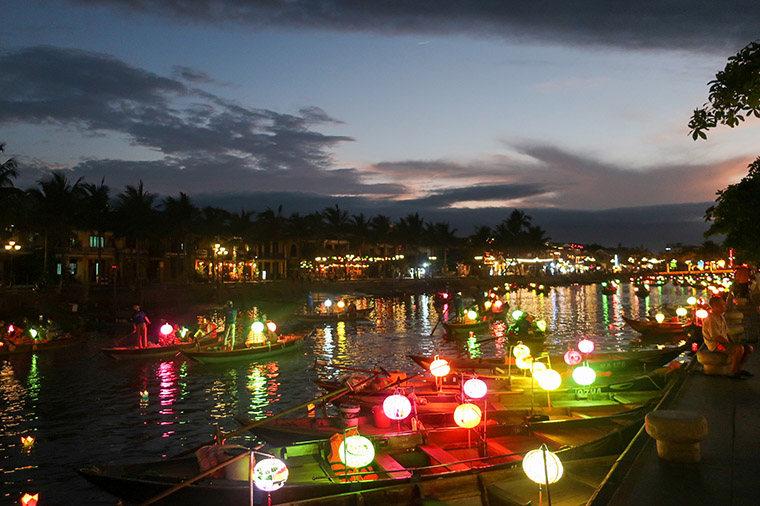 Kv&auml;llspromenad i Hoi An som &auml;r k&auml;nt f&ouml;r sina f&auml;rgglada ljuslyktor och ih&auml;rdiga b&aring;ttursf&ouml;rs&auml;ljare.
