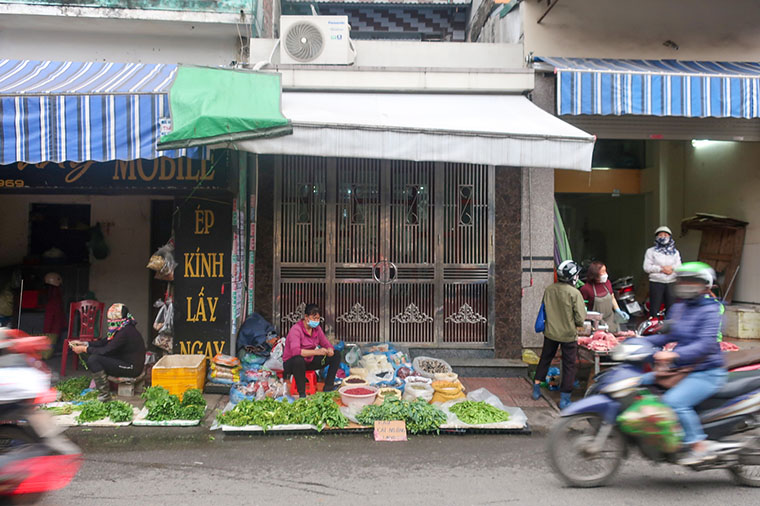 Ett stenkast fr&aring;n studentl&auml;genheten ligger en gata med marknad l&auml;ngs med, med f&auml;rska gr&ouml;nsaker, charkuterier, fisk och skaldjur.