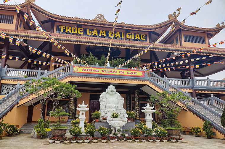 Vid en av sina uppt&auml;cktsf&auml;rder bes&ouml;kte de b&aring;da folkh&auml;lsostudenterna det stora zenbuddhistiska templet Truc Lam Dai Giac i Sapa.