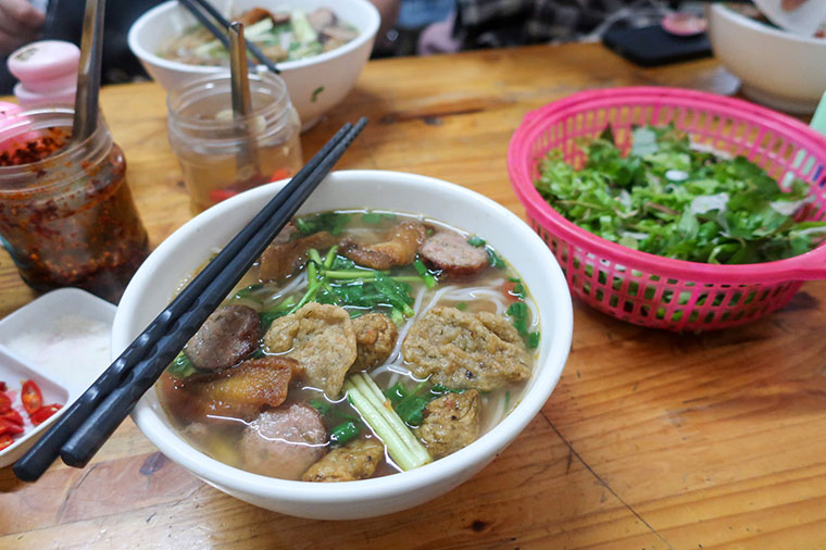 N&auml;ringsrik vietnamesisk frukost: spicy fish noodle soup, som Josefne och Cecilia blev bjudna p&aring; av en student de hade intervjuat.
