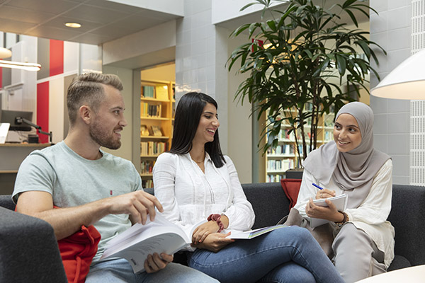 Studenter pratar i soffa.