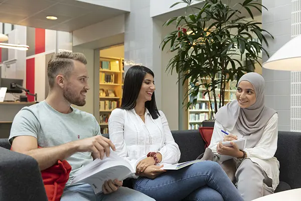 Studenter pratar i soffa.