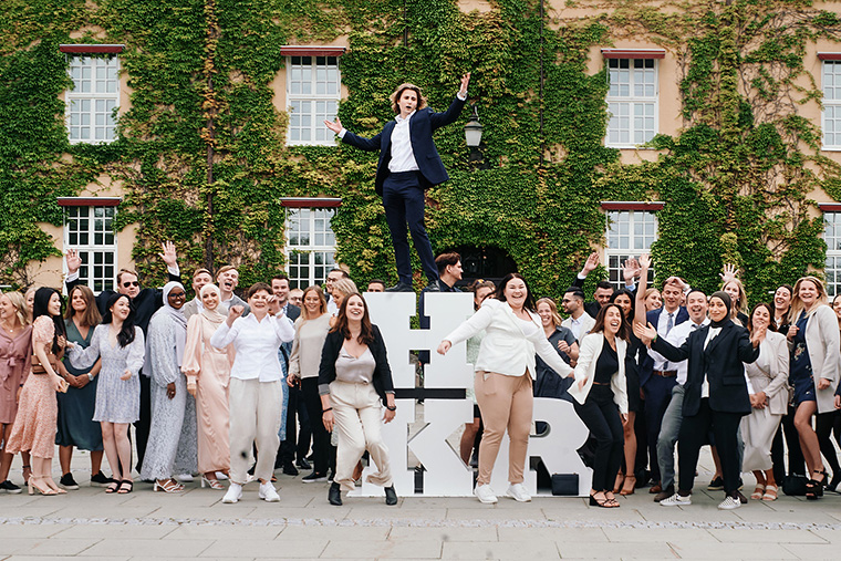 Studenter firar vid HKR-bokst&auml;verna.