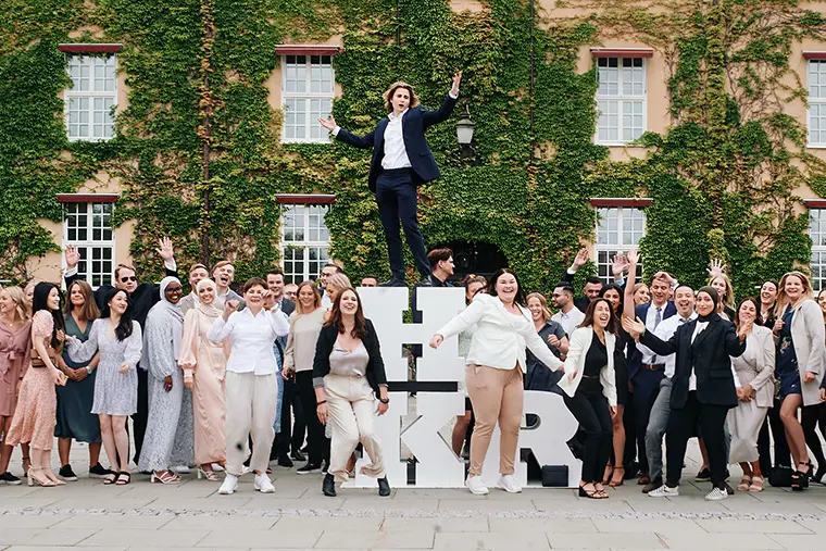 Studenter firar vid HKR-bokstäverna.