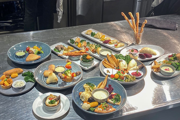 M&aring;nga &auml;ldre st&auml;ller sig tveksamma till att &auml;ta med fingrarna. Men med anpassade r&auml;tter och aptitligt uppl&auml;gg k&auml;nns det genast mer lite naturligt att b&ouml;rja greppa och dippa.