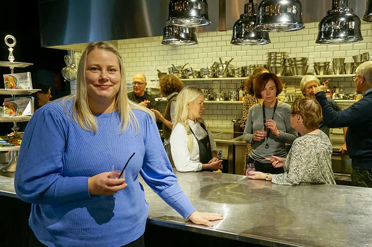 Doktorand Sarah Forsberg &auml;r n&ouml;jd med workshopen d&aring; hon tillsammans med kollegor och projektdeltagare har testlagat olika slags fingermat.